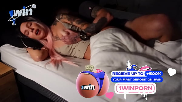 Влюбленная парочка лежит на постели и занимается сексом